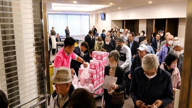 飲むヨーグルトのサンプリング調査の様子
