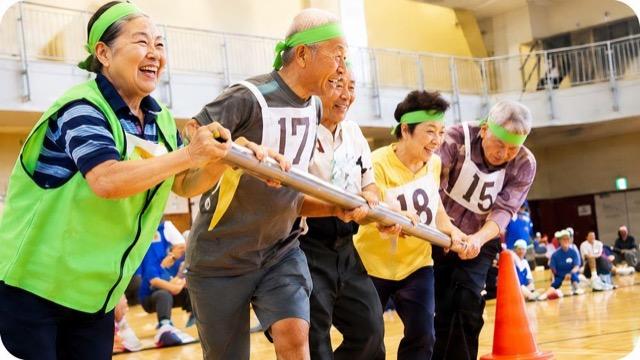 体育館で活動するシニアの様子