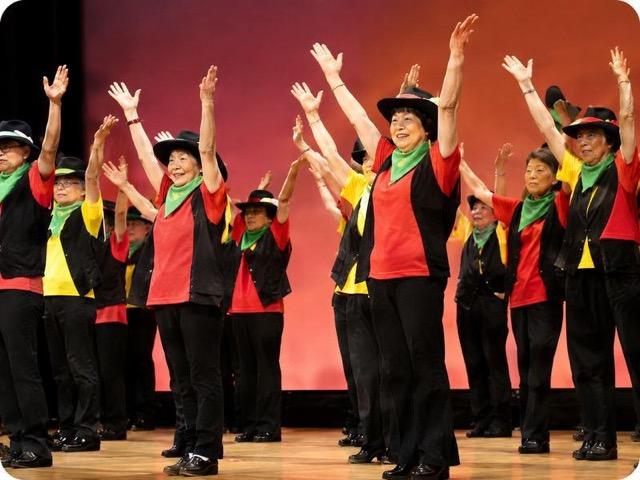 ステージで踊るシニアの様子